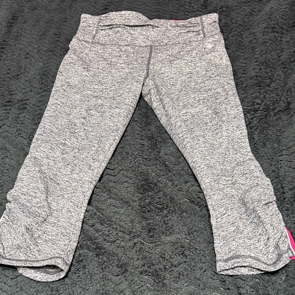 Tangerine Heathered Gray Women’s Capri Leggings